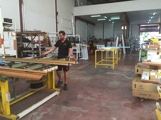 Fotografia tomada fuera de ALUMINIOS TORREALUM.S.L. - Carpintería metálica y de aluminio en Torrellano, Alicante