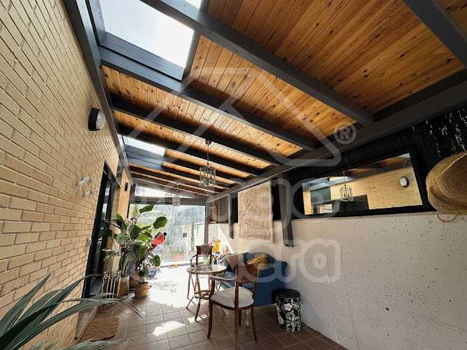 Fotografia tomada fuera de Pergomadera Exteriores SL - Constructor de aparcamientos techados y pérgolas en Arroyomolinos, Madrid