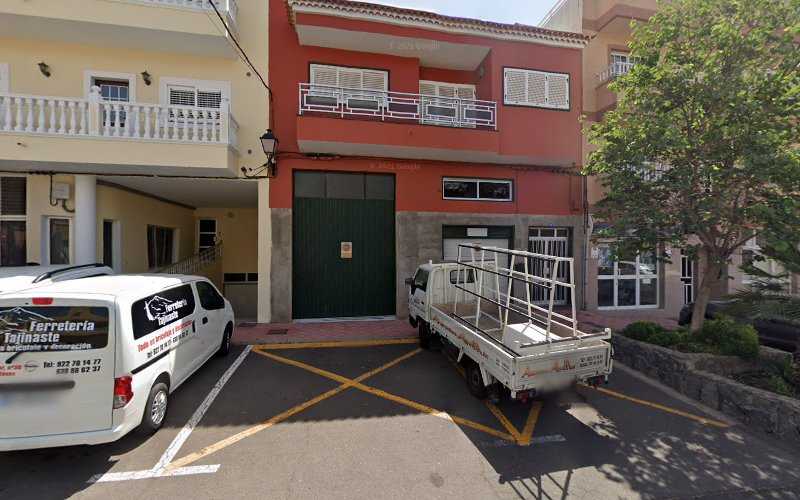 Fotografia tomada fuera de Aluminios Aguimar S.L. - Carpintería metálica y de aluminio en San Miguel, Santa Cruz de Tenerife