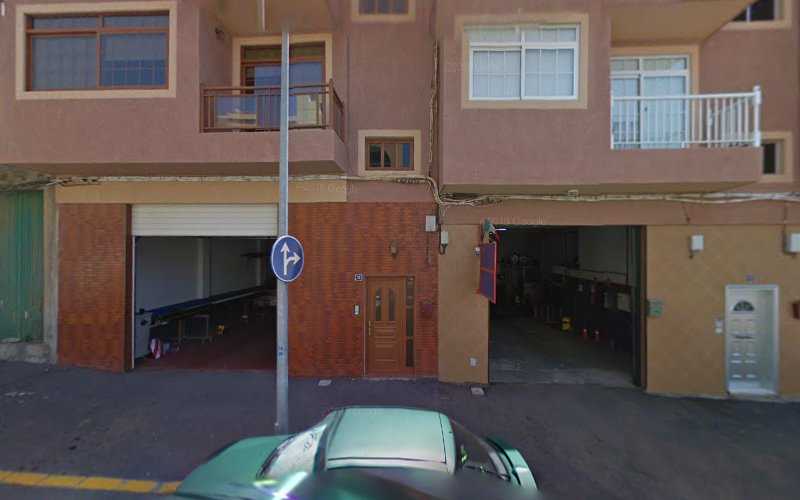 Fotografia tomada fuera de Aluminios Mendoza - Carpintería metálica y de aluminio en San Isidro, Santa Cruz de Tenerife