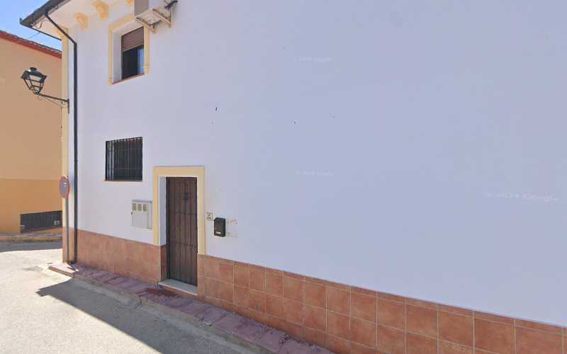 Fotografia tomada fuera de Carpintería de aluminio y Cristalería La - Ura SLL - Oficinas de empresa en Arriate, Málaga