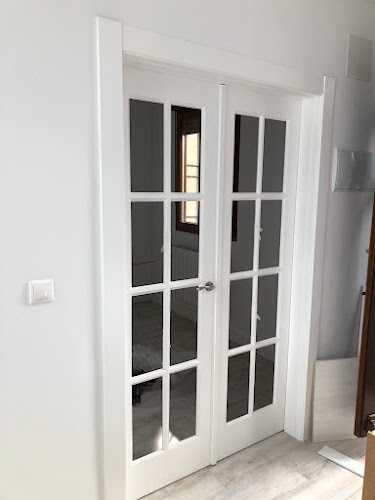 Fotografia tomada fuera de Puertas Pulido - Fábrica de puertas en Fuerte del Rey, Jaén