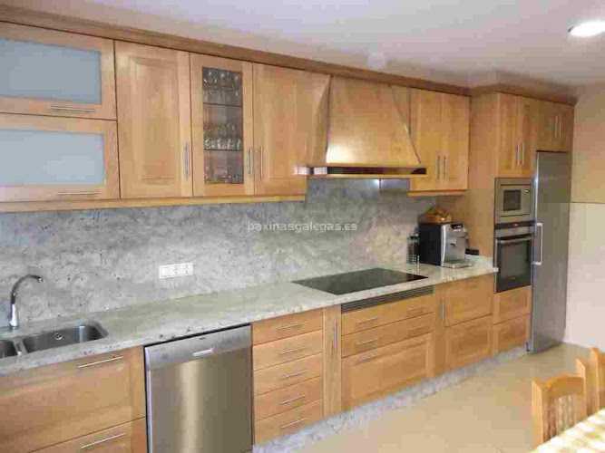 Fotografia tomada fuera de Carpintería Juan M. Carou - Carpintero en Noia, A Coruña