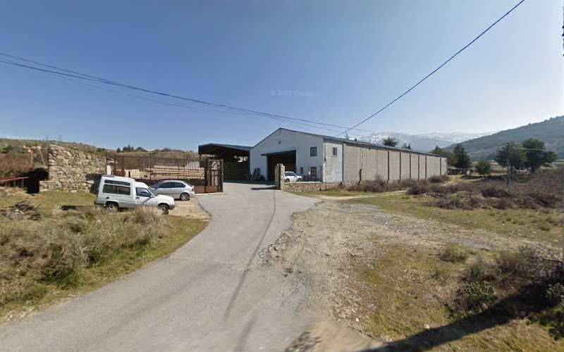 Fotografia tomada fuera de Justo Herrero González S A - Proveedor de materiales de construcción en Navafria, Segovia