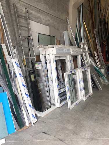 Fotografia tomada fuera de Ventanas PVC Madrid - Aluminio - Toldos - Mosquitera - JRG Aluminio - Carpintería en Móstoles, Madrid