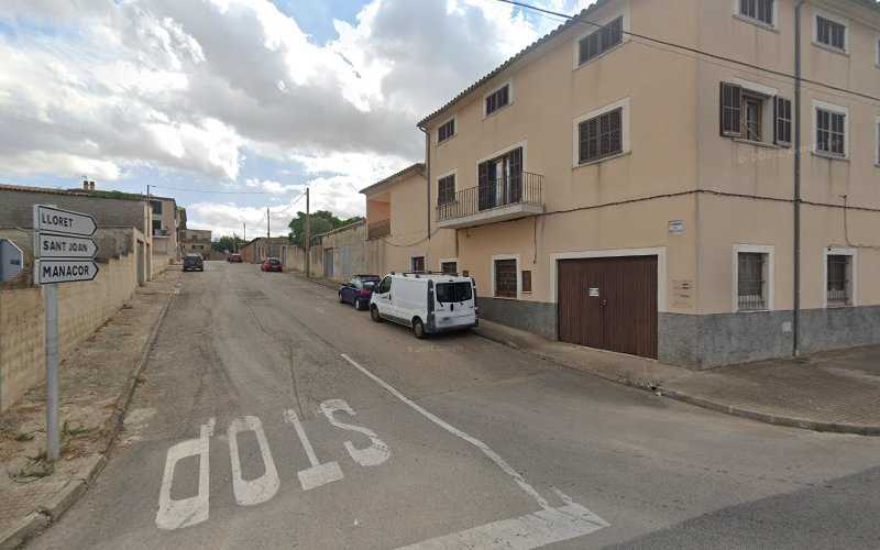 Fotografia tomada fuera de Carpintería Serra - Fábrica de puertas en Sineu, Baleares