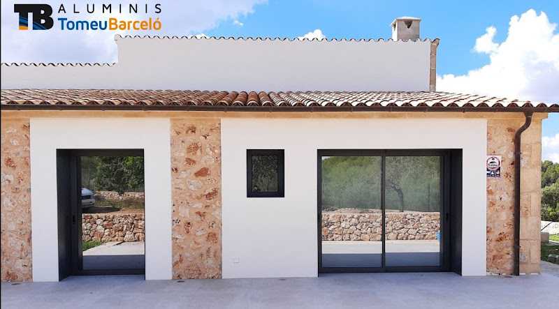 Fotografia tomada fuera de Aluminis Tomeu Barceló - Carpintería metálica y de aluminio en Porreres, Baleares