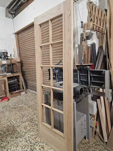 Fotografia tomada fuera de carpinteria artesanal y mecanizado CNC JJ - Carpintería en Bellavista, Barcelona