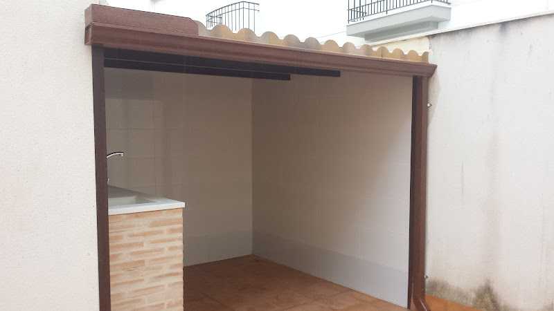 Fotografia tomada fuera de Cristalería y carpintería metálica en Aluminio y PVC. - Comercio en Montilla, Córdoba