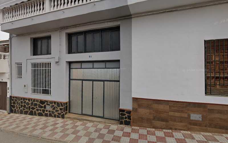 Fotografia tomada fuera de Carpintería Hermanos Gilabert - Carpintería en Chilluévar, Jaén