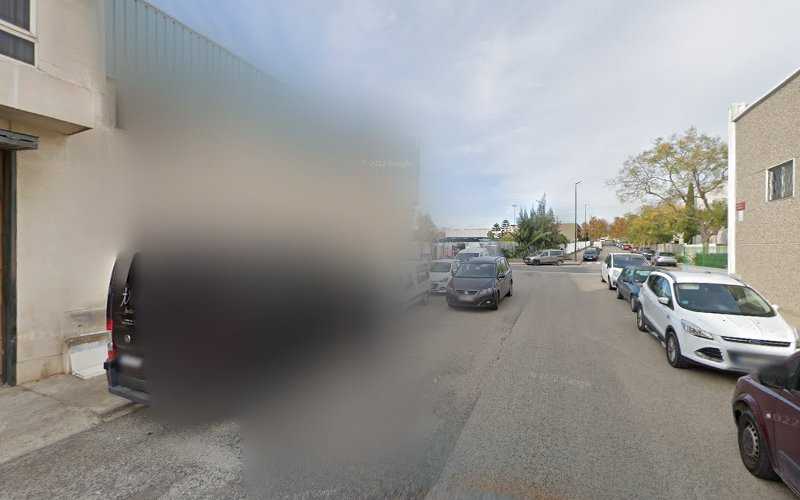 Fotografia tomada fuera de Tres i Dos - Carpintero en Reus, Tarragona