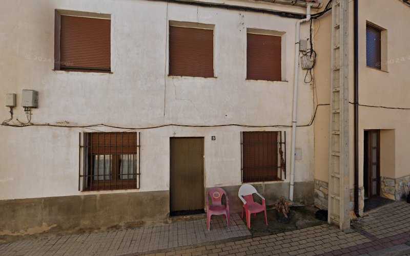 Fotografia tomada fuera de Carp Ebanist Alto Carrapico S L - Tienda de armarios en Matamala de Almazán, Soria