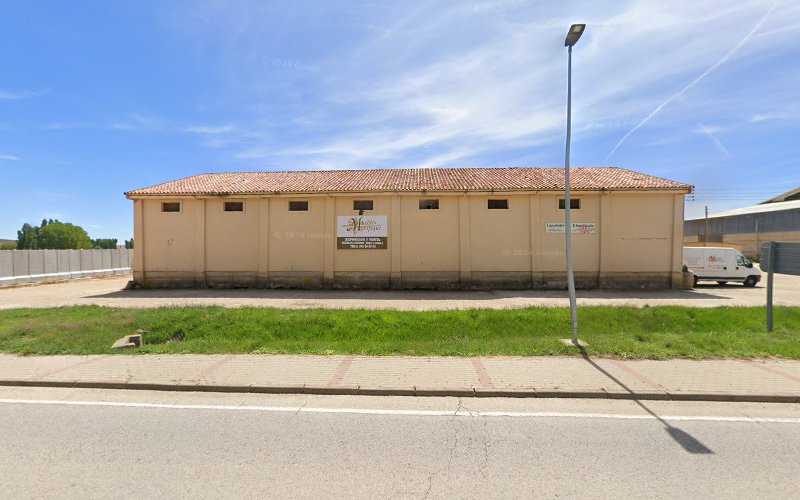 Fotografia tomada fuera de Muebles Manrique - Fábrica en Morón de Almazán, Soria