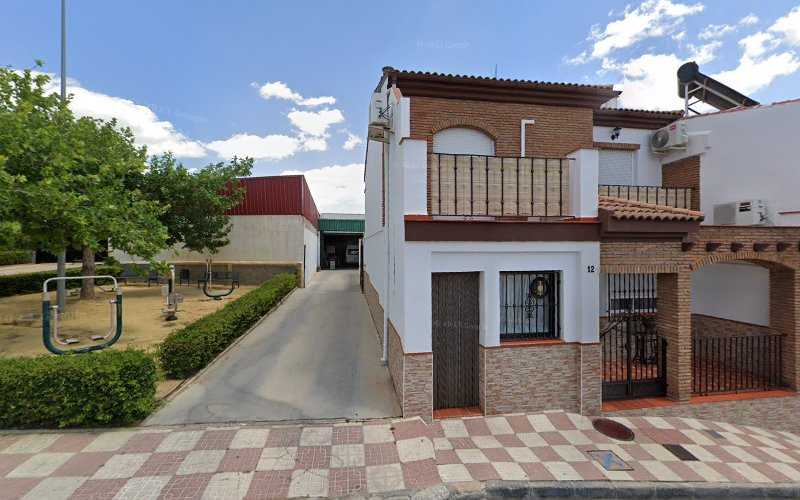 Fotografia tomada fuera de Carpemad Carpintería de Madera - Carpintería metálica y de aluminio en Alomartes, Granada