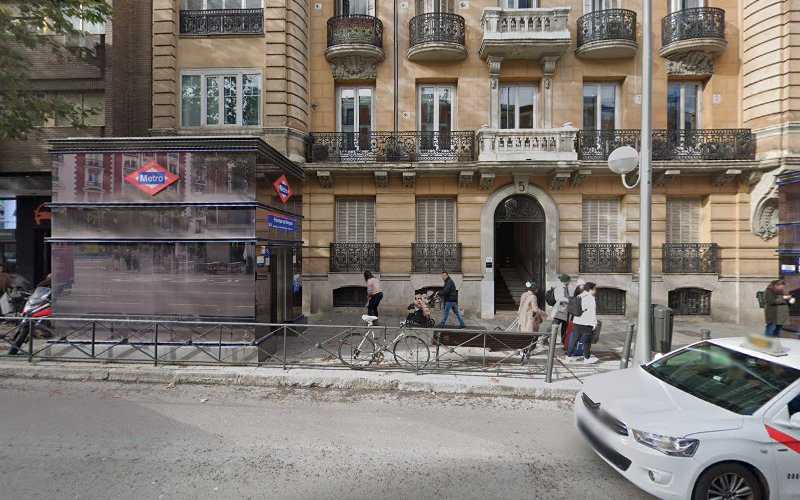 Fotografia tomada fuera de grupo las rosas - Carpintero en Madrid, Madrid