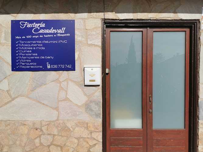 Fotografia tomada fuera de Fustería Casadevall - Treballador de la fusta en Vilajuïga, Girona