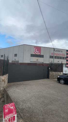 Fotografia tomada fuera de Fusteria Emporda - Carpintería en Capmany, Girona
