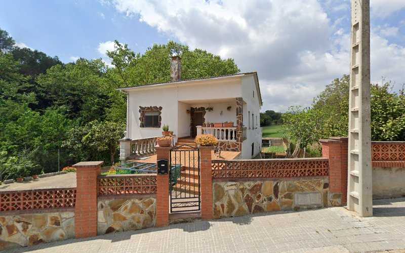 Fotografia tomada fuera de Montajes de Carpintería DSC - Carpintero en La Vall, Barcelona