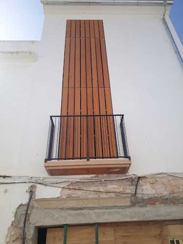 Fotografia tomada fuera de CLIMUFUST SL - Carpintero en Palmera, Valencia