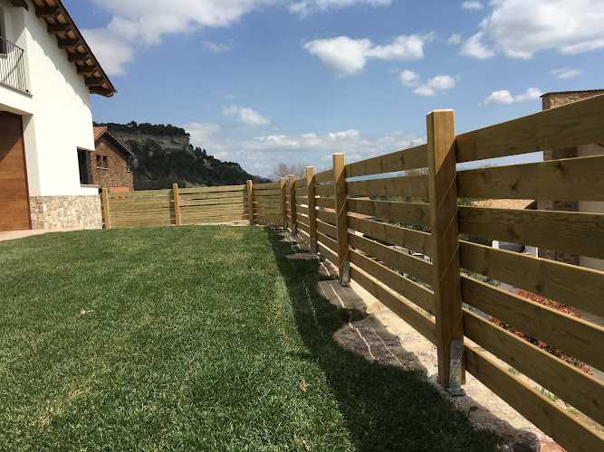 Fotografia tomada fuera de Rustic Osona Casetes Porxos I Teulades De Fusta - Constructor de cenadores en Hostalets De Balenya ( Els ), Barcelona