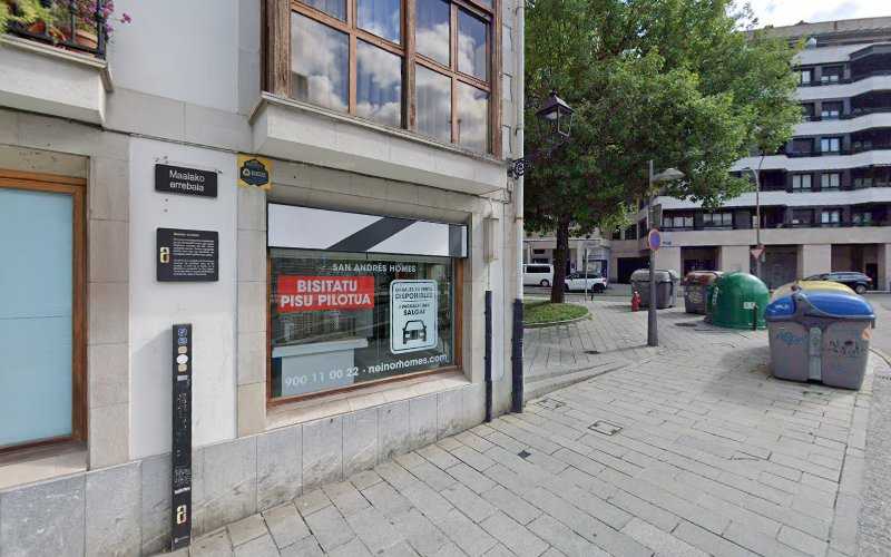 Fotografia tomada fuera de Txukun Erreformak - Carpintería metálica y de aluminio en Arrasate, Guipúzcoa