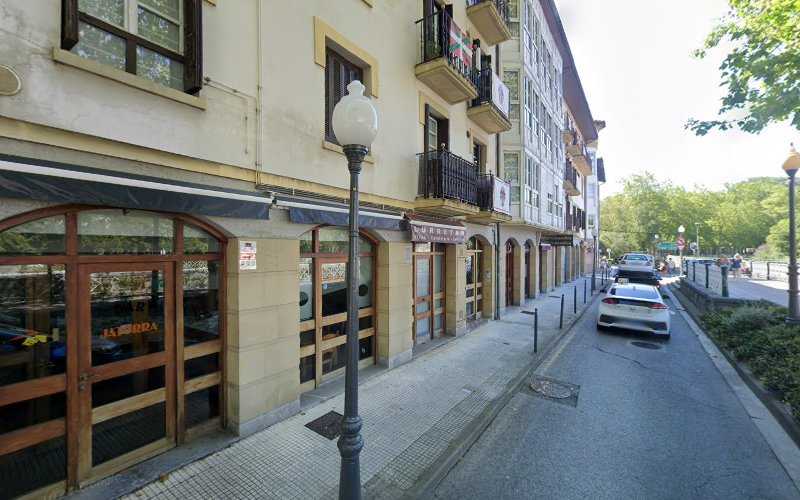 Fotografia tomada fuera de Carpintería Lurretan Aroztegia - Tienda de armarios en Irun, Guipúzcoa