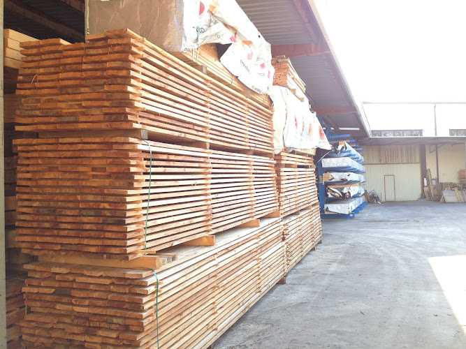 Fotografia tomada fuera de Maderas Ozcoidi - Establecimiento de venta de madera en Mutilva Alta, Navarra