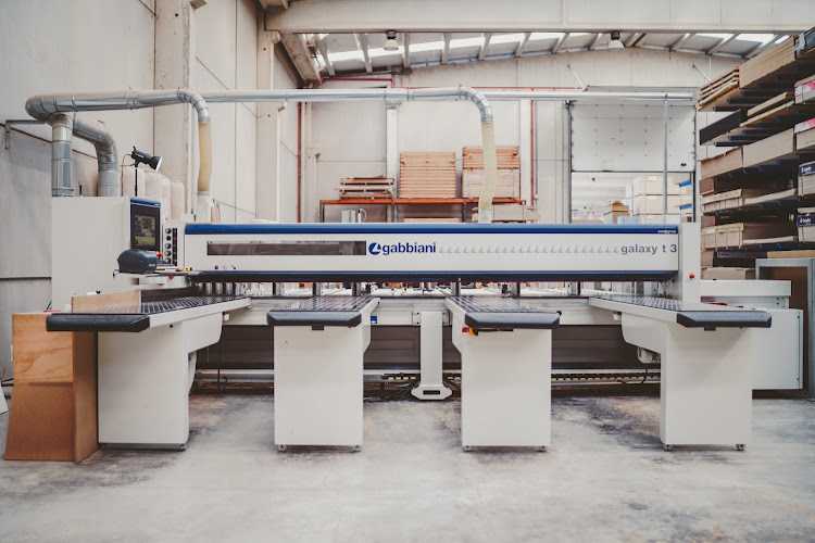 Fotografia tomada fuera de Maderas Azcona - Establecimiento de venta de madera en Orcoyen, Navarra