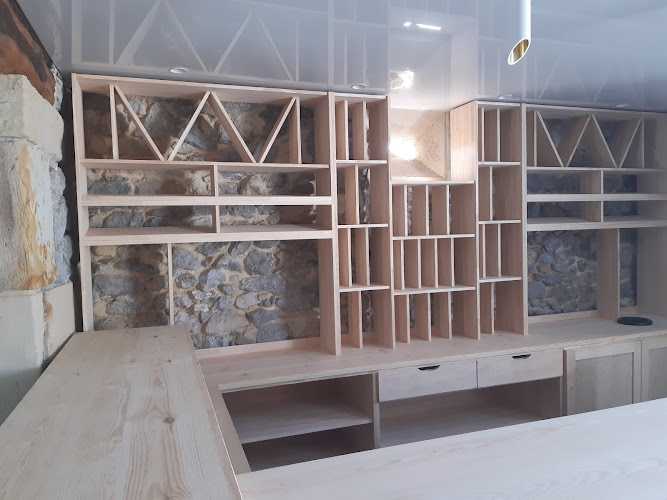 Fotografia tomada fuera de Carpinteria-Doro - Tienda de muebles en Castillo Siete Villas, Cantabria