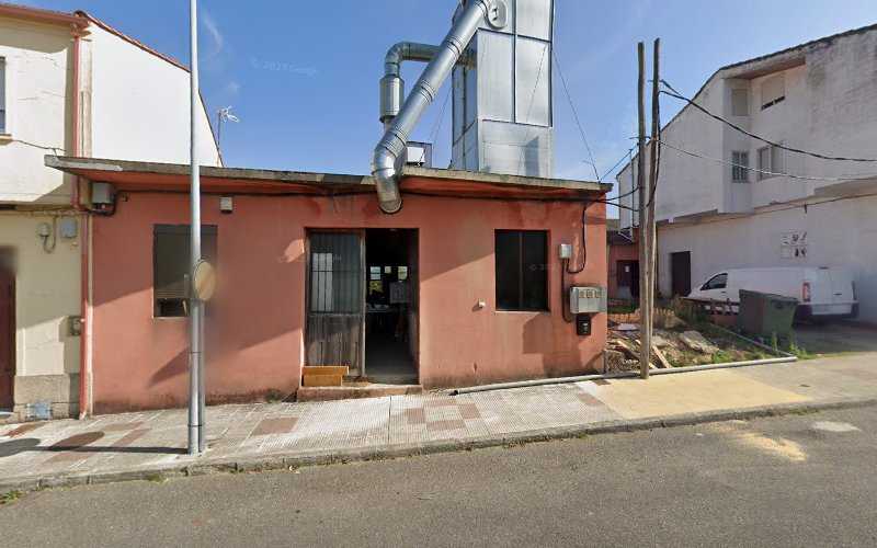 Fotografia tomada fuera de Carpintería Carlos Fernández Coya - Carpintero en Ferreira de Pantón, Lugo