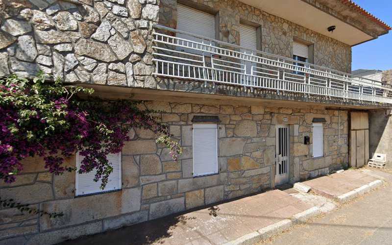 Fotografia tomada fuera de Carpintería Madarnia - Carpintería en Noalla, Pontevedra