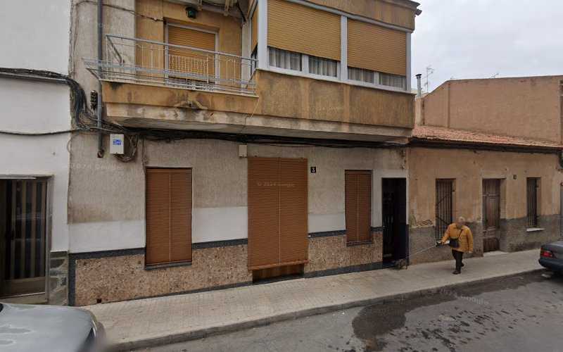 Fotografia tomada fuera de Carpintería Reyes Católicos - Establecimiento de venta de madera en Novelda, Alicante