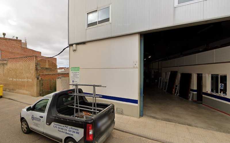 Fotografia tomada fuera de J Matamoros S L - Carpintería metálica y de aluminio en Aceuchal, Badajoz