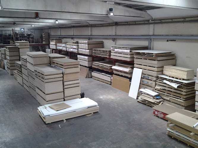 Fotografia tomada fuera de Distribuciones Alesa - Establecimiento de venta de madera en Marratxí, Baleares