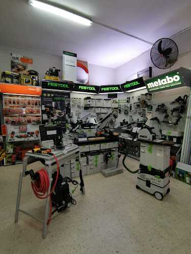 Fotografia tomada fuera de HERRAJES TÉCNICOS, FERRETERIA Y SERVICIOS MARBELLA - Ferretería en Marbella, Málaga