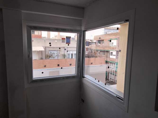 Fotografia tomada fuera de Alujimsa - Carpintería de Aluminio y PVC - Ventana de aluminio en Maracena, Granada