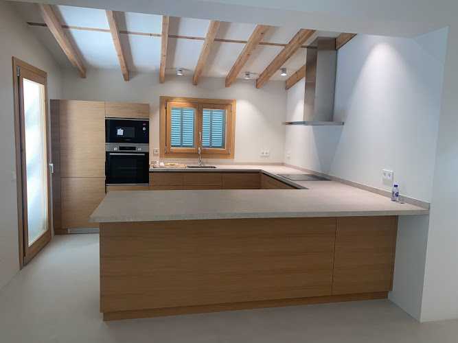 Fotografia tomada fuera de Ebanistería J. Cañellas, S.L. - Ebanista en Palma, Baleares