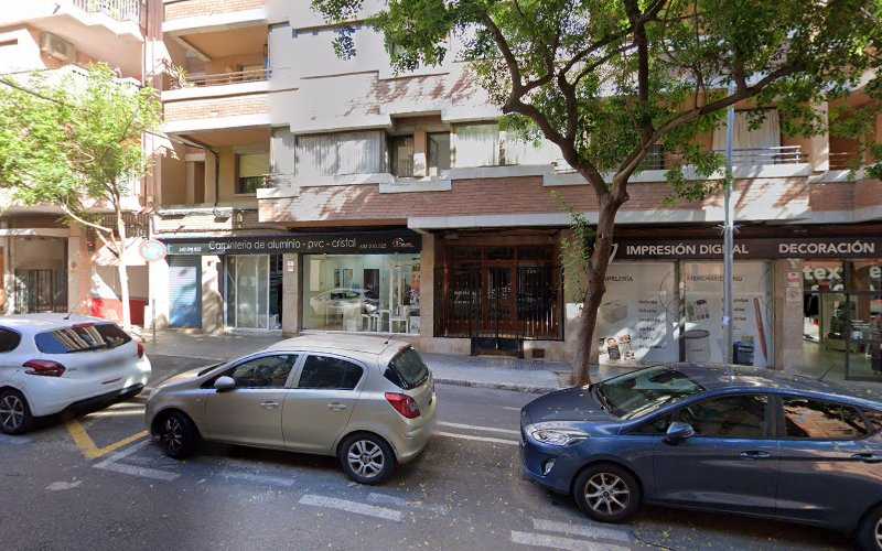 Fotografia tomada fuera de Aluminios Florit - Carpintería metálica y de aluminio en Palma, Baleares