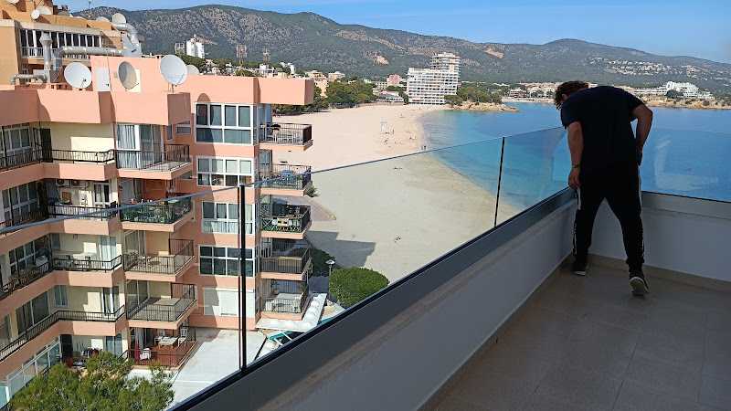 Fotografia tomada fuera de Aluminios Robert - Carpintería metálica y de aluminio en Palma, Baleares