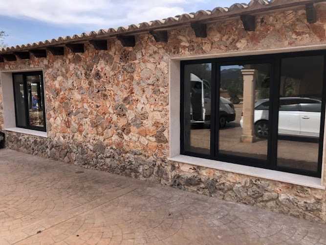 Fotografia tomada fuera de The Glass House - Carpintería metálica y de aluminio en Palma, Baleares