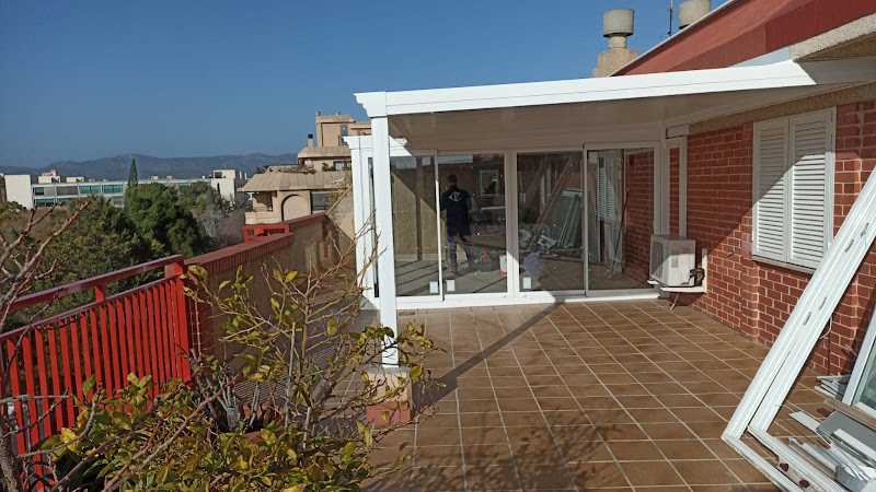 Fotografia tomada fuera de Cristaleria Paco - Carpintería metálica y de aluminio en Palma, Baleares