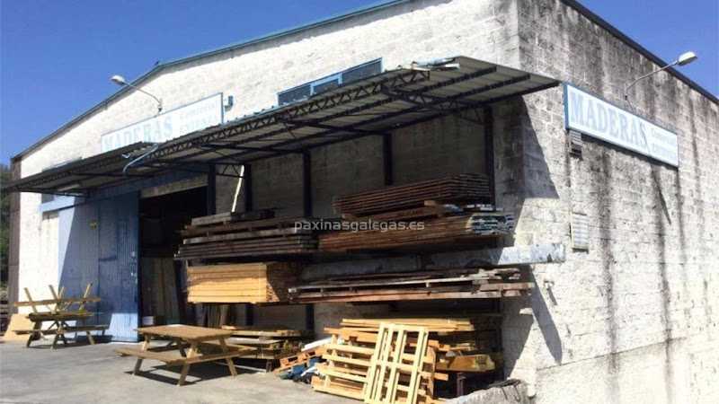Fotografia tomada fuera de Comercial Entenza - Fábrica de muebles en Coirados, Pontevedra