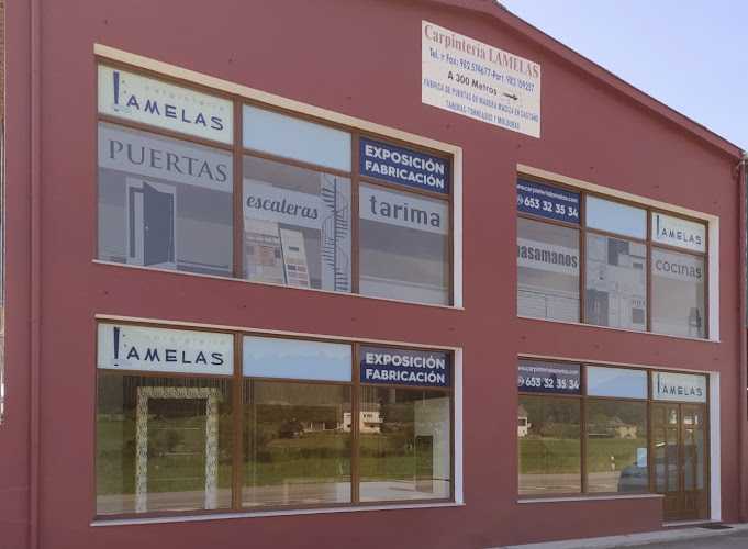 Fotografia tomada fuera de Carpintería Lamelas - Centro comercial en O Valadouro, Lugo