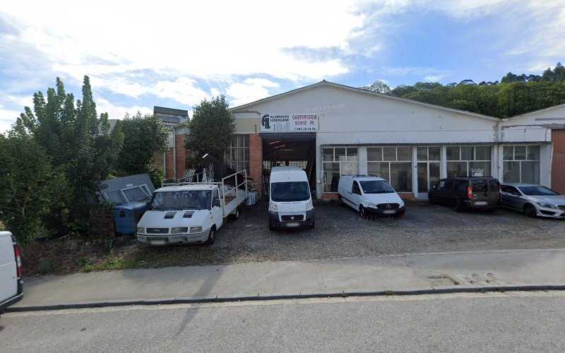 Fotografia tomada fuera de Aluminios Lorenzana - Carpintería metálica y de aluminio en Lourenzá, Lugo