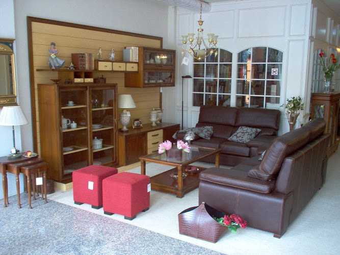 Fotografia tomada fuera de Almacenes Hermida - Moblaría en Lourenzá, Lugo