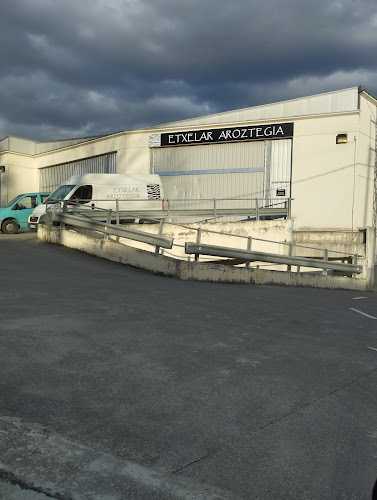 Fotografia tomada fuera de Etxelar Aroztegia - Carpintería en Izurtza, Vizcaya
