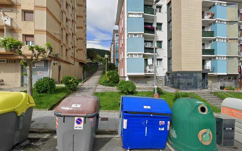 Fotografia tomada fuera de Urtatza Carpintería - Tienda de armarios en Legazpi, Guipúzcoa