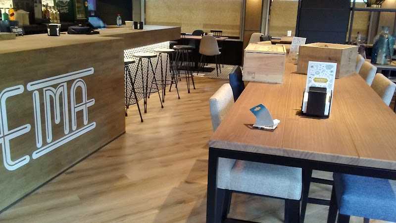 Fotografia tomada fuera de Decoraciones Jemar - Carpintería en Bertamiráns, A Coruña