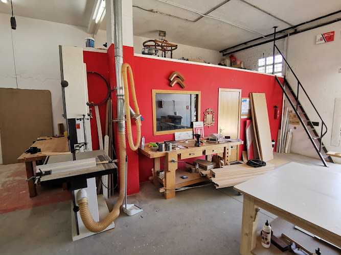 Fotografia tomada fuera de Carpintería Angel Otero - Carpintero en Santiago de Compostela, A Coruña