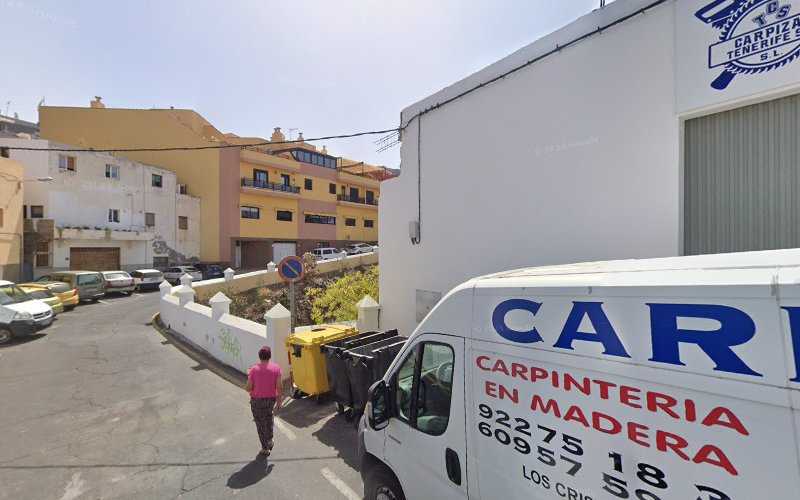Fotografia tomada fuera de Carpizan Tenerife Sur S.L. - Carpintería en Valle de San Lorenzo, Santa Cruz de Tenerife